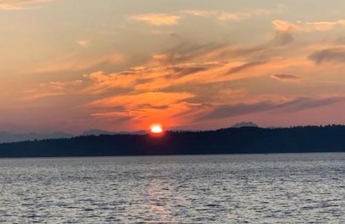 Redondo House | Unforgettable Sunsets at 3BR Home Over Puget Sound