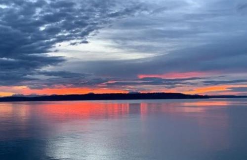 Redondo House | Unforgettable Sunsets at 3BR Home Over Puget Sound