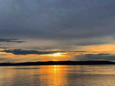 Redondo House | Unforgettable Sunsets at 3BR Home Over Puget Sound
