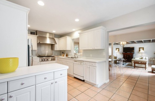 Old Northwood House | Beautiful Tropical Retreat with Heated Pool & Ocean Views