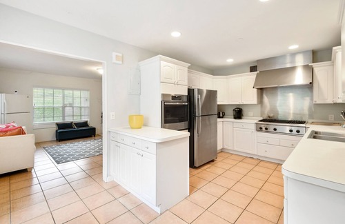 Old Northwood House | Beautiful Tropical Retreat with Heated Pool & Ocean Views