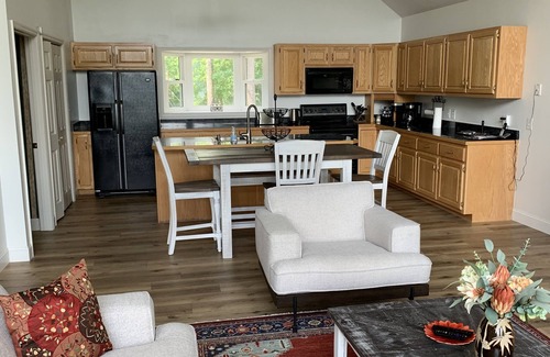 Unaka House | Scenic Family Lake Retreat with Pool and Breakfast Included