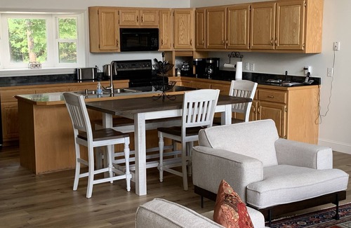 Unaka House | Scenic Family Lake Retreat with Pool and Breakfast Included