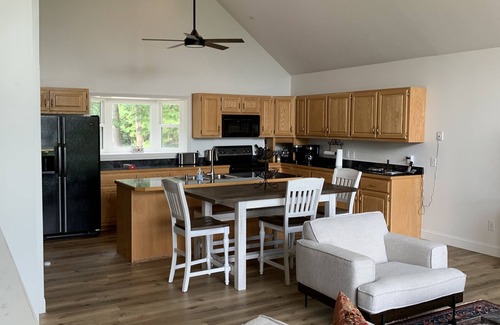 Unaka House | Scenic Family Lake Retreat with Pool and Breakfast Included