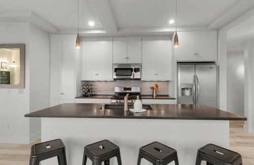 Milwaukee House | Booth Upper: Breathtaking Views & Modern Comfort Await