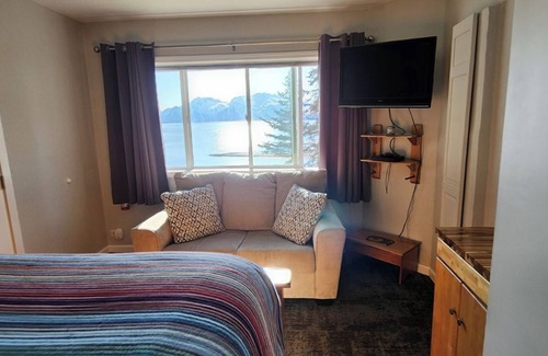 Valdez Bed & Breakfast | Unforgettable Ocean and Mountain Views in a Natural Oasis