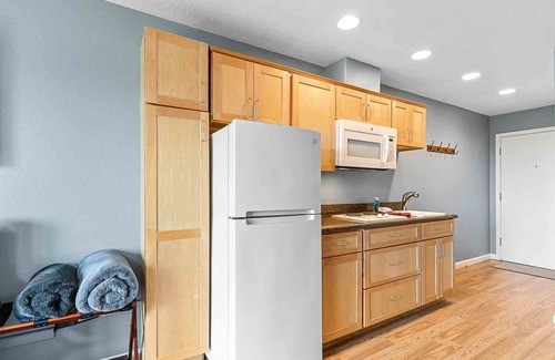 Long Beach Apartment | Scenic Studio with Ocean View, Steps from Town - 9.8 Rated