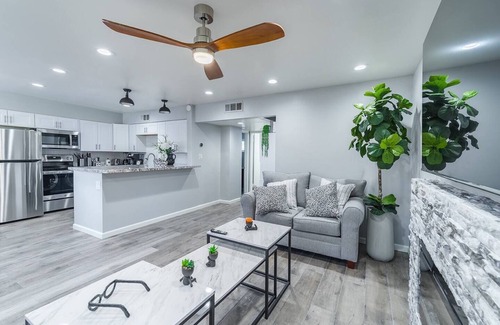 Winchester Condo | Scenic 2 BD Condo Steps from the Strip with Pool & Spa