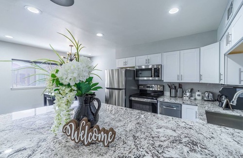 Winchester Condo | Scenic 2 BD Condo Steps from the Strip with Pool & Spa