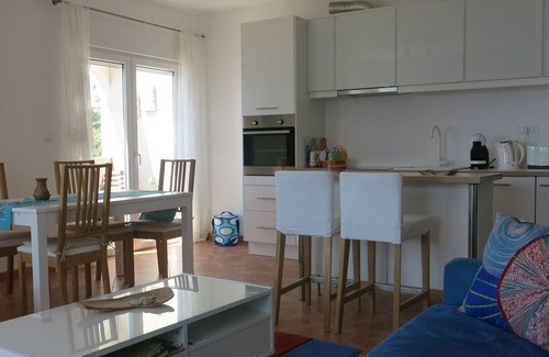 Topla Apartment | Stunning Views Apartment with Pool, 5 Min to Beach