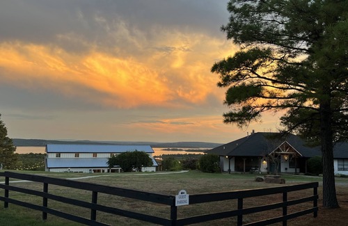 Blocker House | Stunning Lake Views & Fire Pit - Rated 10/10 Stay!