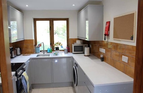 Bourton Cottage | Scenic Retreat: Guest Rated 10/10 with Pet-Friendly Amenities
