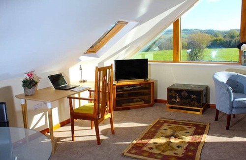 Bourton Cottage | Scenic Retreat: Guest Rated 10/10 with Pet-Friendly Amenities