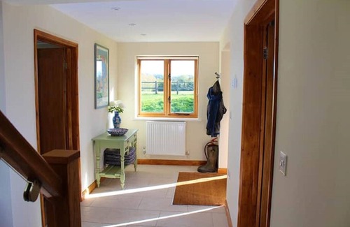 Bourton Cottage | Scenic Retreat: Guest Rated 10/10 with Pet-Friendly Amenities