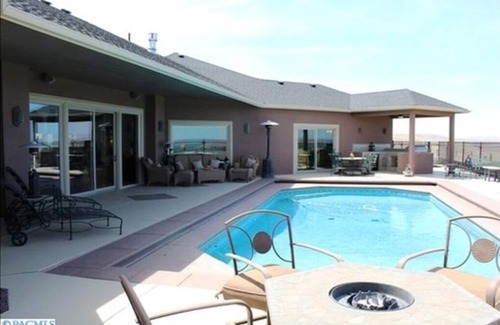 Tri-Cities House | Unforgettable Views in Wine Country with Premier Amenities