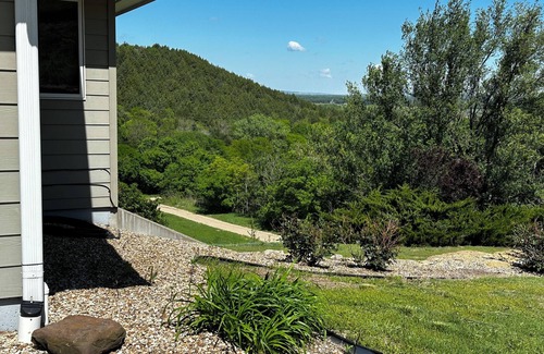 Manhattan House | Exceptional Getaway: Stunning Views and Family-Friendly Amenities