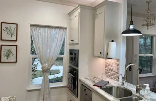 South Arlington House | Unforgettable Retreat: Scenic Views & Prime Downtown Access