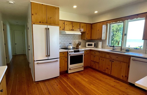 Sturgeon Bay Cottage | Unforgettable Lake Michigan Views with Pool & Family Amenities
