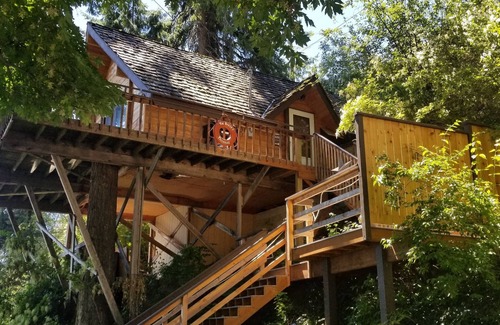 Manson Cabin | Stunning Treehouse Cabin with Lake Chelan Views - 9.8 Rated