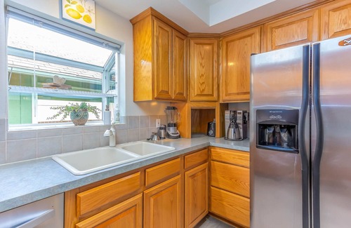 Oakridge House | Scenic Retreat - Steps from Brew Pub with Breakfast & Kitchen