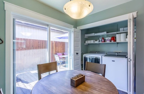 Oakridge House | Scenic Retreat - Steps from Brew Pub with Breakfast & Kitchen