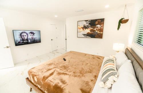 North Miami Beach Villa | Elegant Villa at Highland Lakes Boulevard - Guest Rated 10/10