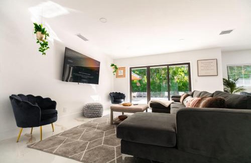 North Miami Beach Villa | Elegant Villa at Highland Lakes Boulevard - Guest Rated 10/10
