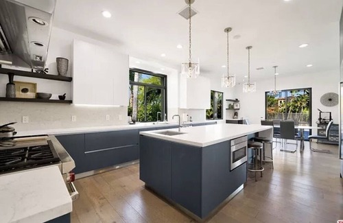 Los Angeles House | Inviting Villa with Breathtaking Views and Private Pool