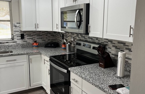Venice Gardens House | Excellent Home in Prime Location – Pet and Child Friendly!