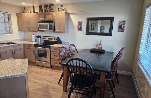 Show Low House | Unforgettable White Mountain Lake Townhome with Spa & Pool