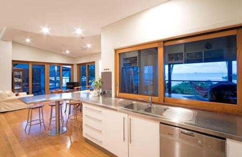 Cannonvale House | Enchanting Whitsunday Views at High Tide Resort