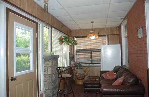 Stratford House | Premier Ambassador B & B Guest Home with Pool & Breakfast
