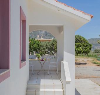 Xifias Apartment | Pet-Friendly Ambelakia Studios: Family Retreat with Great Reviews