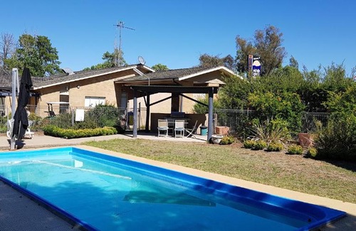 Coonabarabran Hotel | Cozy Amber Court Motor Inn with Pool and Family-Friendly Fun