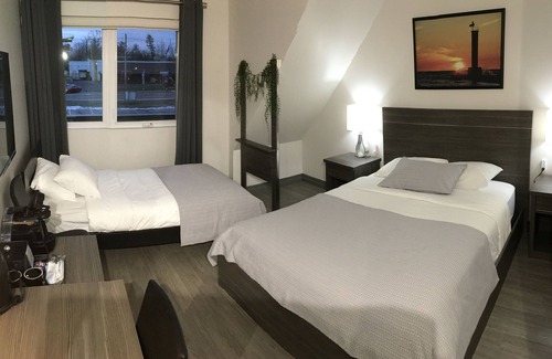 Grand Bend Hotel | Amber Hotel: Family-Friendly Stay with Breakfast Included