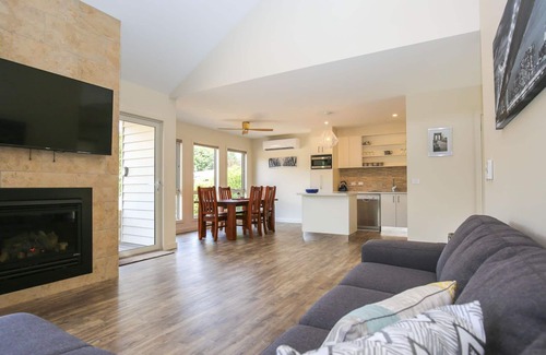 Bright Villa | Bright Amber Mist Villa - Guest Rated 9.8 with Pool & Spa