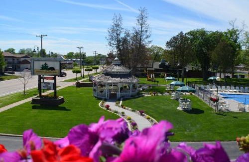 Wisconsin Dells Hotel | Oceanfront Amber's Inn: Family-Friendly with Pool & Hot Tub