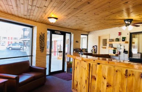 Wisconsin Dells Hotel | Oceanfront Amber's Inn: Family-Friendly with Pool & Hot Tub
