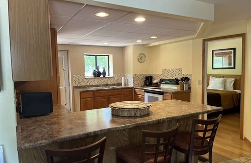 Wisconsin Dells Hotel | Discover Amber's Inn & Suites: Pool, Spa, and Breakfast Awaits