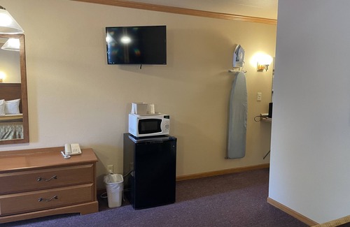 Wisconsin Dells Hotel | Discover Amber's Inn & Suites: Pool, Spa, and Breakfast Awaits