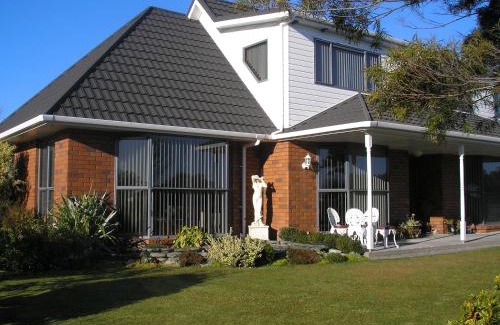 Hokitika Bed & Breakfast | Discover Amberlea B&B: 5-Star Stay with Family-Friendly Amenities