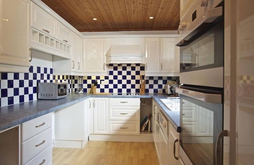 Dartmouth Cottage | Amberley: Family-Friendly Retreat with Breakfast & Kitchen