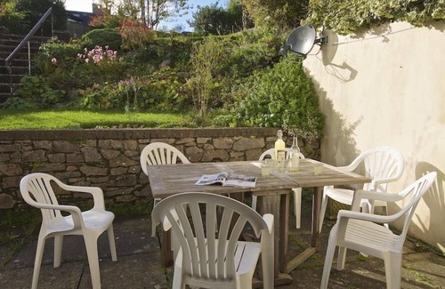 Dartmouth Cottage | Amberley: Family-Friendly Retreat with Breakfast & Kitchen