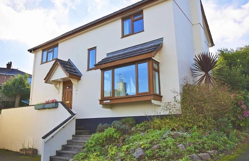 Dartmouth Cottage | Amberley: Family-Friendly Retreat with Breakfast & Kitchen