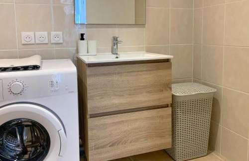 Buxy Apartment | Cozy Ambiance: Pet-Friendly Retreat with Family Dining