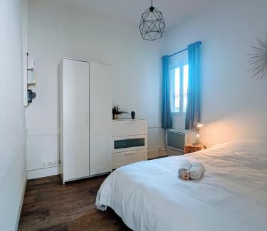 Roanne Apartment | Modern Ambiance with Pet and Child-Friendly Amenities