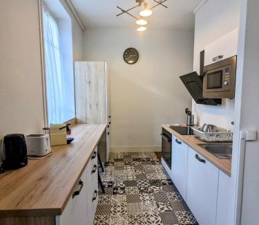 Roanne Apartment | Modern Ambiance with Pet and Child-Friendly Amenities
