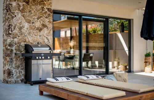 Preveza Villa | Discover Ambient Living: Oceanfront Bliss & Top Reviews