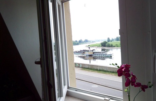 Mickten Apartment | Charming Ambiente an der Elbe: Family-Friendly Retreat