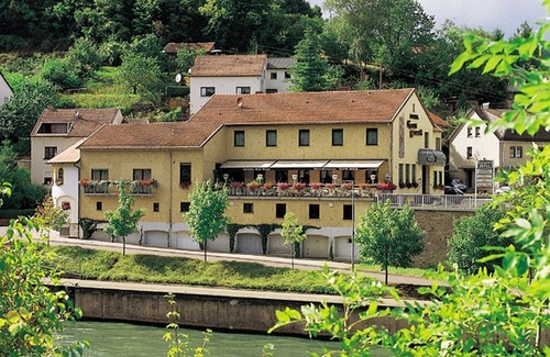 Mettlach Bed & Breakfast | Cozy Ambiente Doppelzimmer at Hotel Haus Schons Awaits You
